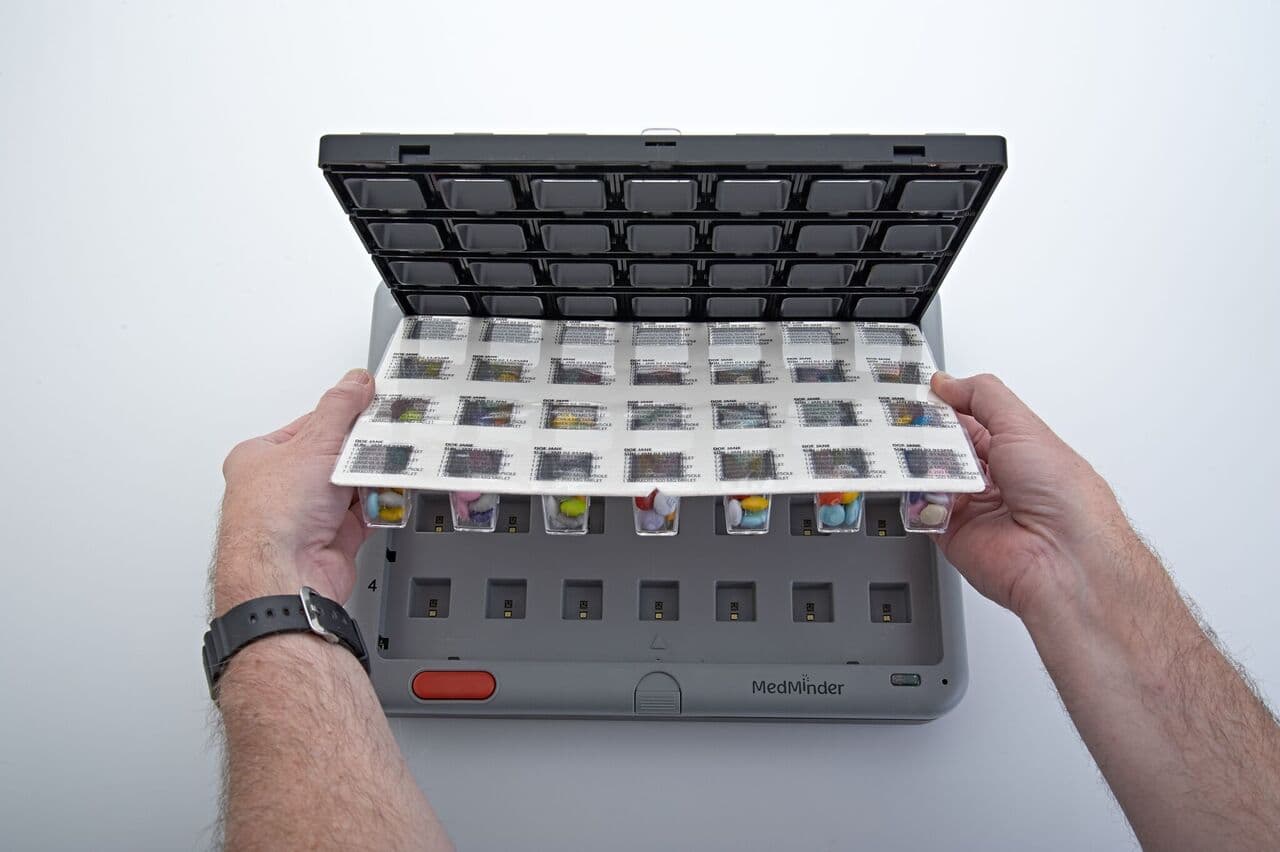 Smart medicine box with automatic dose notification